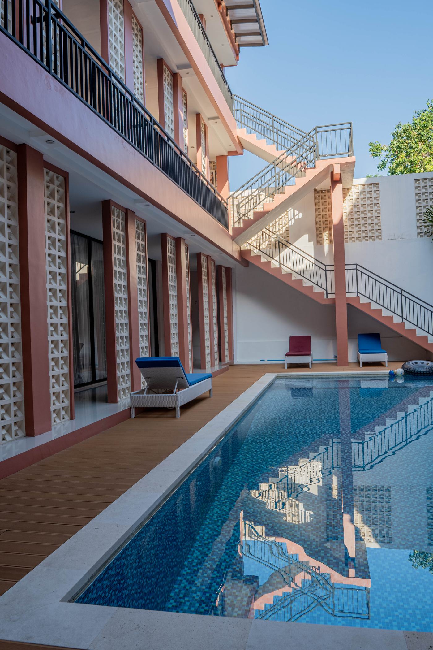Kolam renang dan tangga Gracie Efata House