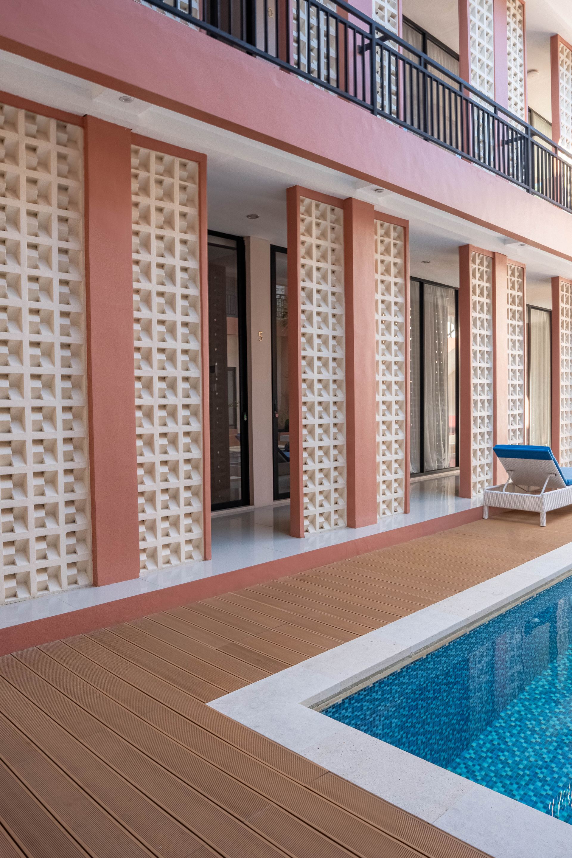 Kolam renang dan area courtyard Gracie Efata House